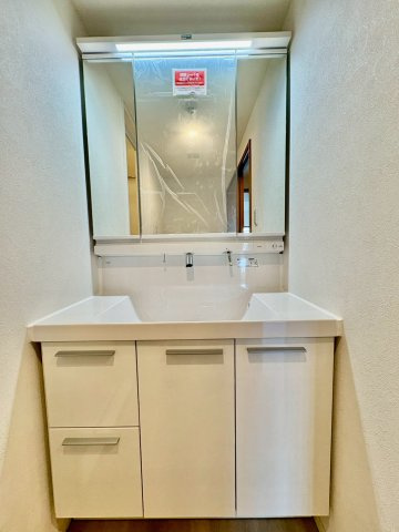 身支度に便利な三面鏡タイプの洗面化粧台。