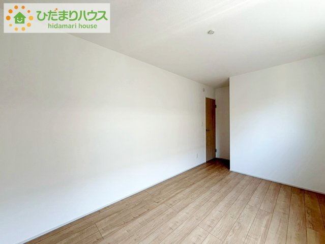 清々しい朝陽が差し込む寝室は、開放感たっぷりで心をリフレッシュしてくれる特別な住空間。家具の配置を自由に楽しむことで、自分だけの快適な居場所を作り出せます！