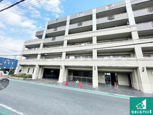 周辺は閑静な住宅街！前面道路広々で車の出し入れも便利です。駐車が苦手な方でも安心して車庫入れできます！