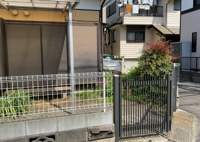 土地の面積＝住宅面積ではありません。建ぺい率の問題などで、土地のある場所によって住宅を建てられる面積は限られています。高さもしかり、「土地」という言葉の中には、建築条件も含まれると考えておきましょう。