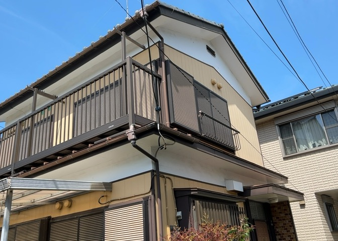 家を建てる場合、方位は要チェックです。現実的に日当たりのよい家ならばリビングは南側、建築基準法でも北側に当たる家への配慮は求められています。土地を見学に行く際は、方位磁針を持って行くようにしましょう。