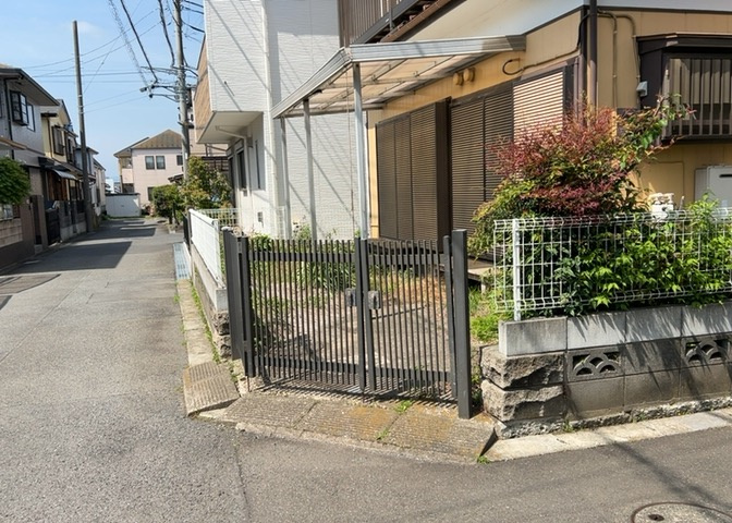 土地の前の道路に消火栓が設置されていることがあります。この場合、道路交通法第45条第1項により、駐車禁止の場所が指定されています。そのため、車庫などの駐車スペースをつくることができない場合があります。