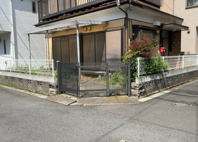 現地に行くなら、物件の周囲の地形がどうなっているかを見ることも大切です。周辺より低くなっている土地では、大雨などで水が集まりやすいため、地盤が弱くなっているということも考えられるため、注意が必要です。