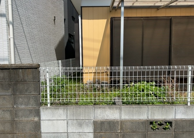 土地購入を検討されている場合、境界杭がない状態で購入してしまうと境界確定測量をする必要があり、費用がかかります。購入の前に、売主、隣土地所有者立ち合いのもと境界を確定し境界杭を設置するのがベストです。