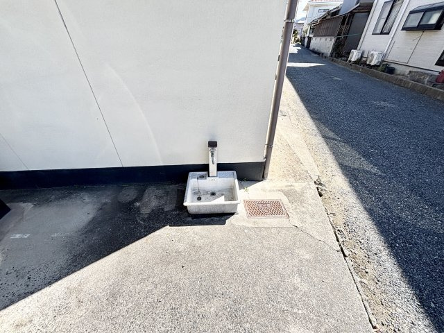 屋外には便利な外水栓が設置されています。洗車や掃除、ガーデニングなど屋外で水を使う作業に役立つ設備です。玄関周りや敷地の清掃にも活用でき、日常生活のさまざまな場面で便利に利用できます。