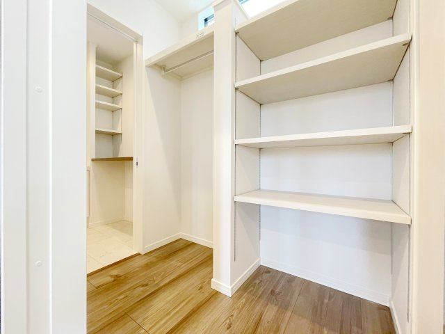 【弊社施工例/FCL】　ご家族のお荷物や季節ものの衣類はファミリークロークへまとめて収納！　可動棚付きで収納がしやすく便利です！