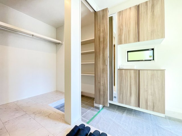 【弊社施工例/SIC】　ご家族の靴だけでなく、アウトドア用品やベビーカーなどの収納にも活躍のシューズインクローク。散らかりやすい玄関がすっきりと片付きます！