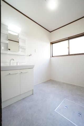 洗面台も新品に交換！耐水性に優れたクッションフロアを採用し、メンテナンスコストを抑えています。