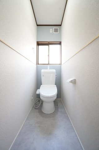 トイレも新品に交換！クロス・床の張替えも行い、清潔感のあるスッキリとした空間に♪