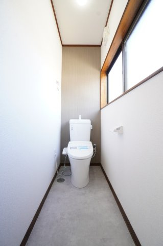 2階にもトイレあります！トイレ新品、クロス・床の張替え済みです！