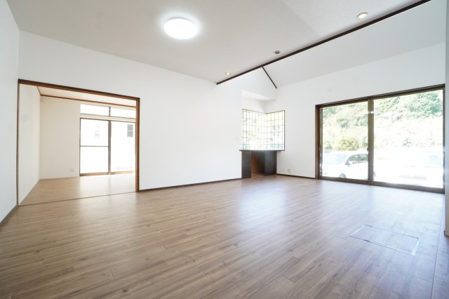 別角度のLDK。ペットのキズや抗菌・消臭効果があるクロス、床には汚れやアンモニア臭に強いCFを使用！