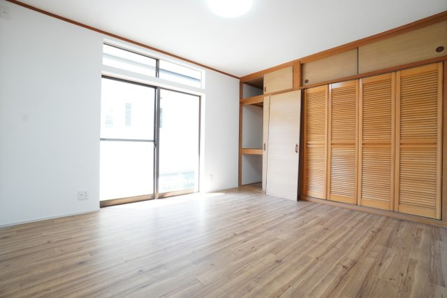 1階6帖洋室。クロス・床の張替を行いました。※リフォーム途中の写真です。