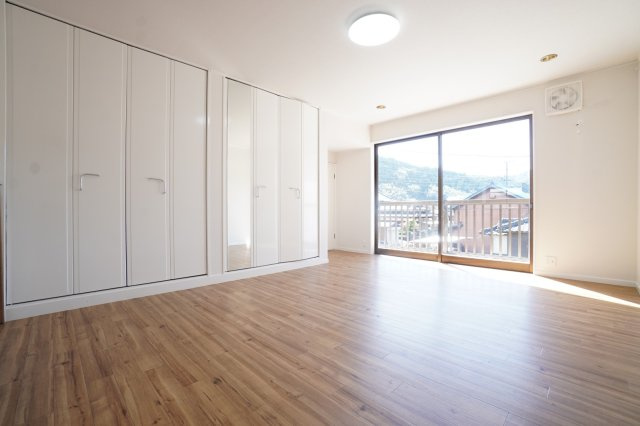 2階11.8帖洋室。クロス・床の張替を行いました。収納扉の塗装を行い、統一感がでました◎