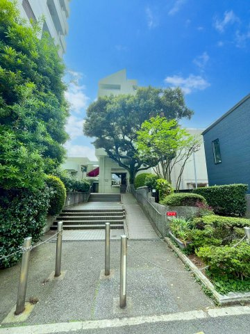【積水ハウス旧分譲・新耐震基準マンション】本物件の外観でございます。緑が多いのは嬉しいポイントです！