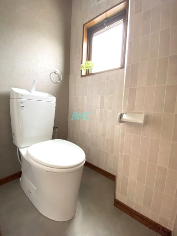 白を基調とした清潔感のあるトイレ。　トイレ洗浄機能付きを標準完備、清潔な空間が印象的です。
