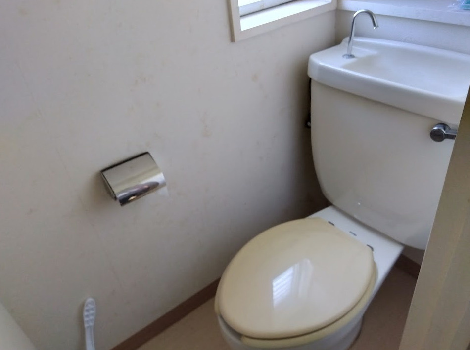 シンプルさと清潔感を大切にした、手洗い一体型のタンクを採用しているため、限られたスペ－スを有効活用でき衛生的です。
