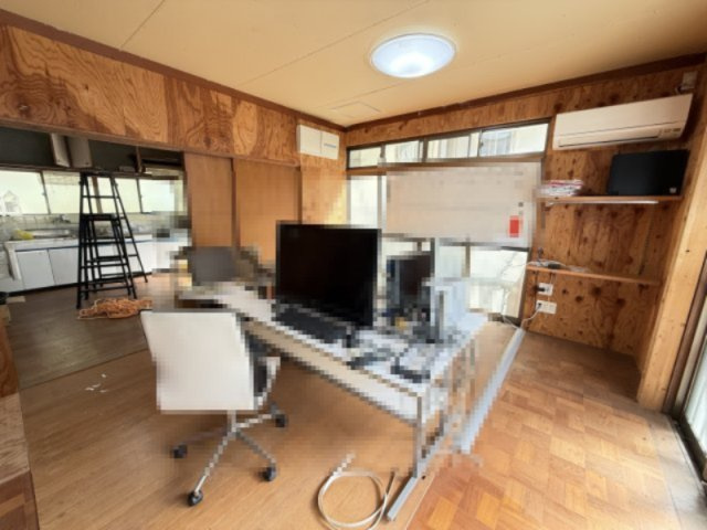 木目の温かみを感じる空間は整えることで落ち着いた居室やワークスペースに。広さもあるためデスクや収納の配置もしやすく、事務所利用や資材管理スペースとしても活用可能。用途に応じた使い方がしやすい一室です。