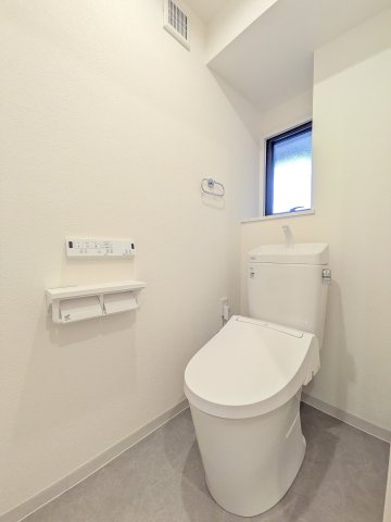 温水洗浄便座付トイレ交換済み！一年中快適にご使用いただけます。窓があるので換気もOK！