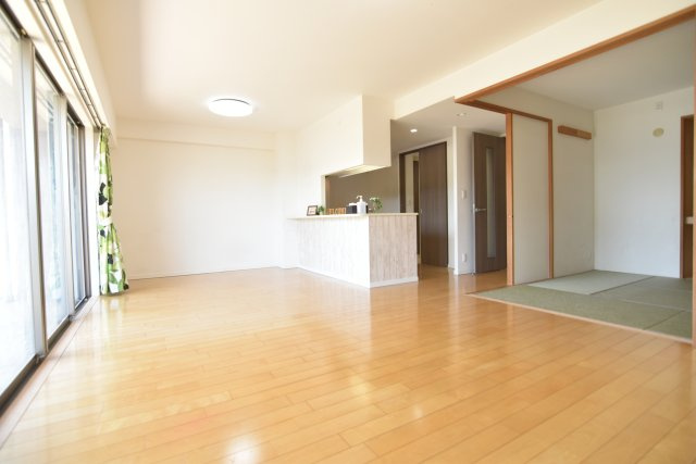 隣の和室の扉を開けておくと広々使えます。
