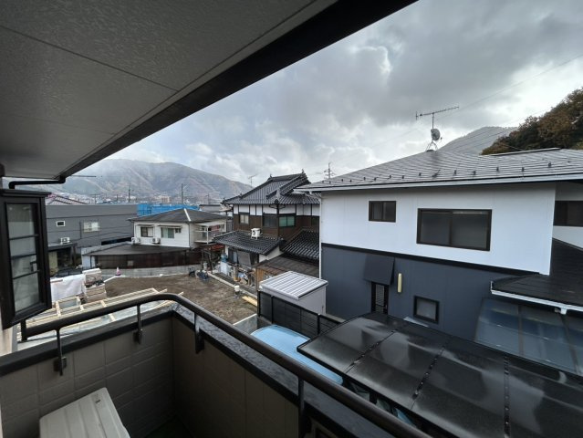 バルコニーからは周辺の住宅街越しに山並みを望むことができ、季節ごとの自然の変化を感じられる心地よい眺望です。見晴らしが開けているため圧迫感が少なく、朝の光や夕方の景色を楽しむこともできます。