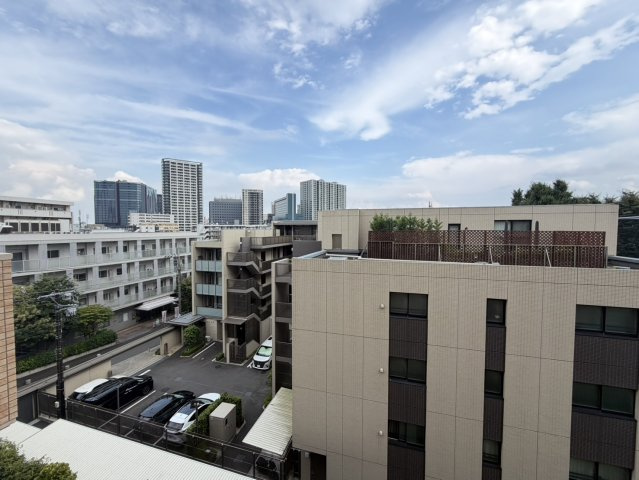 5階部分で前面棟が無く、明るい日差しが入ります
