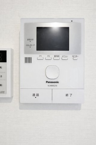 ◆受話器を持たずに、来訪者と通話ができ、モニターで姿が確かめられるインターホンを採用しました。暮らしの安心感を一層高めます。