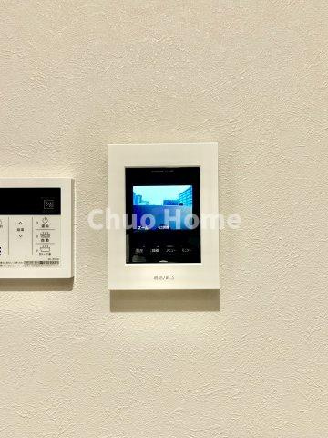 【モニターホン】誰が来たかすぐにわかるカラーモニター付きインターホン。通話ボタンを押すまでは室内の音は漏れていませんので相手を確かめてから応対できます。