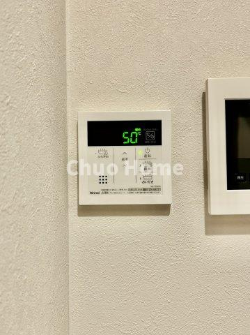 【給湯リモコン】外での一日を忘れさせてくれるオートバス機能でお好みの湯量・温度に調整された浴槽。