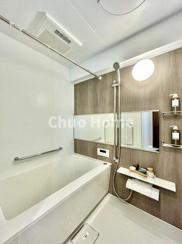 【バスルーム】暖房換気乾燥機付きシステムバスルーム。暖房・冷風・換気・乾燥など、毎日を快適に過ごせるうれしい機能が揃っています。雨の日の洗濯物も安心です。