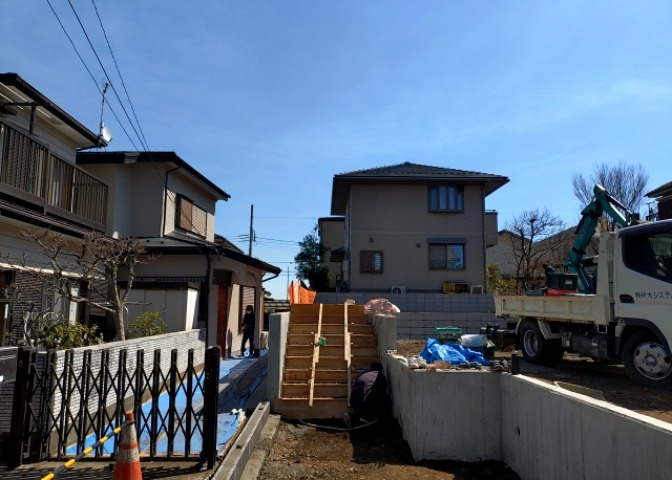 土地の形が極端に長細かったり、狭小地、あるいは道路との高低差がある傾斜地だった場合、後々売ろうとしても買い手がつかない場合もあります。後々、売却することになった時に価値の下がらない土地を選びましょう。