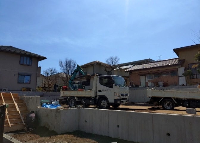 土地の面積＝住宅面積ではありません。建ぺい率の問題などで、土地のある場所によって住宅を建てられる面積は限られています。高さもしかり、「土地」という言葉の中には、建築条件も含まれると考えておきましょう。