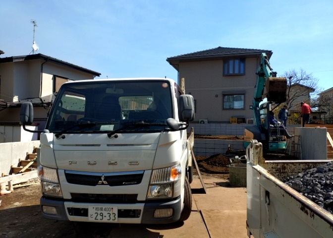家を建てる場合、方位は要チェックです。現実的に日当たりのよい家ならばリビングは南側、建築基準法でも北側に当たる家への配慮は求められています。土地を見学に行く際は、方位磁針を持って行くようにしましょう。