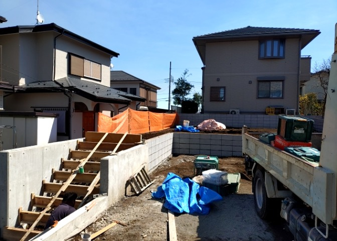 土地を買う際、住む地域の自治体や福祉の補助制度にも注目してみましょう。子供や老人の医療補助やゴミ出しのルールなど、自治体によってルールに大きな違いがあるため、暮らしやすい土地で判断するとよいでしょう。