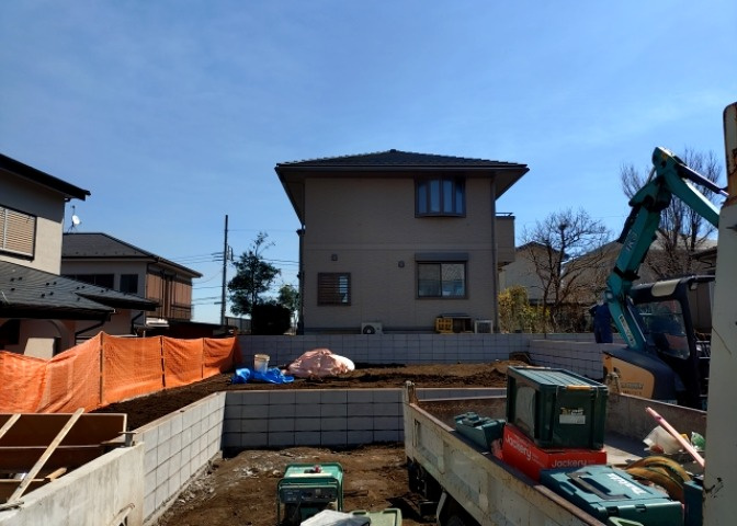 土地の前の道路に消火栓が設置されていることがあります。この場合、道路交通法第45条第1項により、駐車禁止の場所が指定されています。そのため、車庫などの駐車スペースをつくることができない場合があります。
