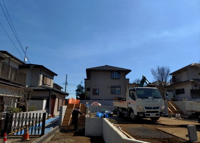 現地に行くなら、物件の周囲の地形がどうなっているかを見ることも大切です。周辺より低くなっている土地では、大雨などで水が集まりやすいため、地盤が弱くなっているということも考えられるため、注意が必要です。