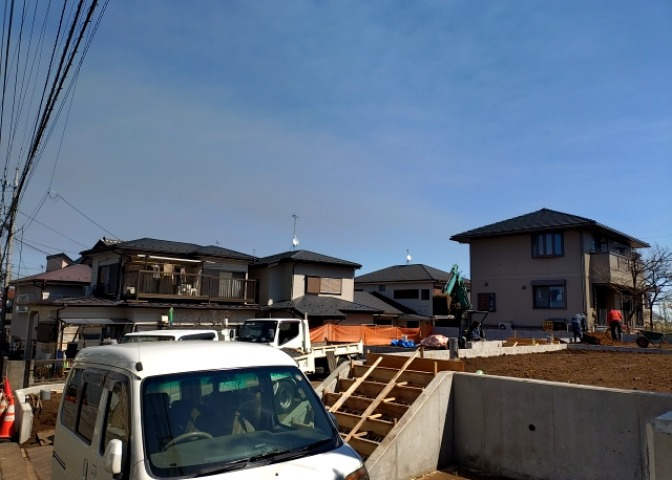 土地購入を検討されている場合、境界杭がない状態で購入してしまうと境界確定測量をする必要があり、費用がかかります。購入の前に、売主、隣土地所有者立ち合いのもと境界を確定し境界杭を設置するのがベストです。