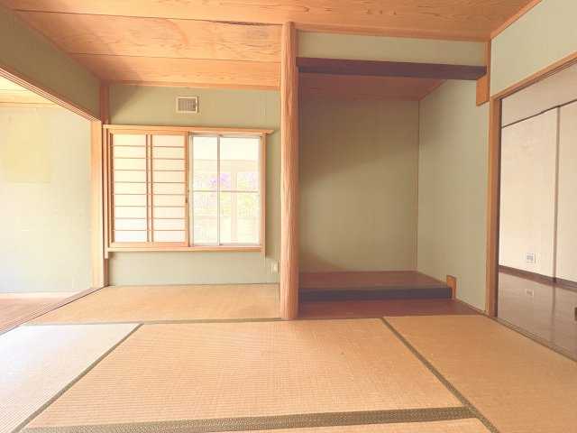 床の間付きの和室は、和の風情を楽しむための特別な空間です。季節の花や美術品を飾って、格式高い和の空間を楽しむことができます。さらに、静かな癒しの場として、心を落ち着ける効果があります。