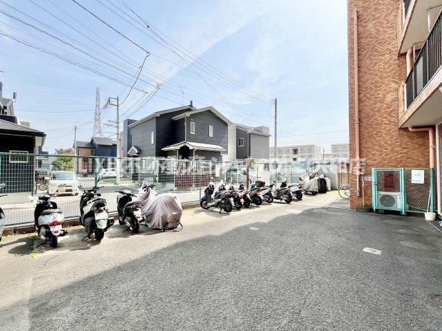 スーパーやドラッグストアなどの買い物施設が近くにあり、生活便利な立地になります！