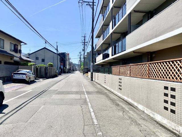 前面道路は広く見通しも良いです