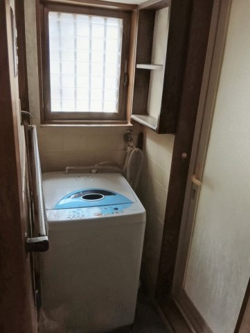 お風呂場のすぐ脇に洗濯機。採光性のある窓があり、換気もできます。