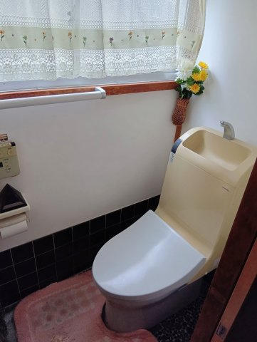 1階のトイレです。窓が大きめなので、閉鎖的なトイレ空間に開放感を与えられそうですね。