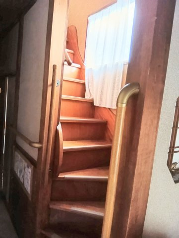 玄関を上がるとすぐ右手に階段です。もちろん手すりもしっかり設けられています。