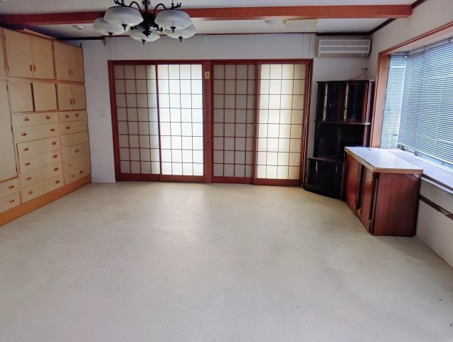 2階へ上がって右手に広いお部屋です。障子越しのやわらかな光が差し込む、落ち着きのある居室です。