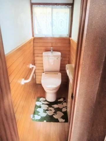 2階のトイレです。木目が落ち着いた雰囲気をかもしだしています。
