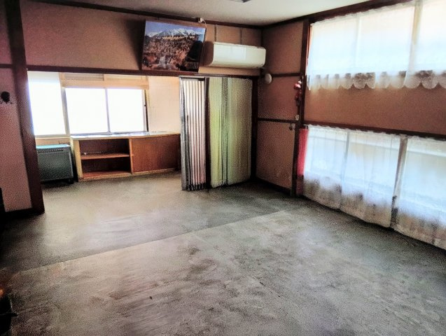 かつての店舗部分です。広々とした空間が魅力。趣味部屋やワークスペースとしても活用可能です。