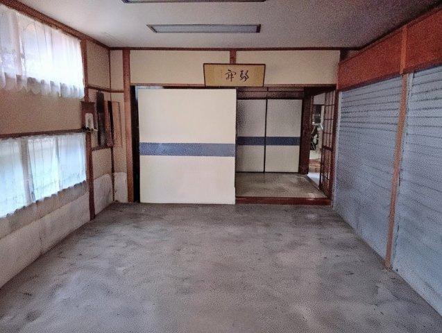 店舗としての再利用や事務所としても使用可能な広々としたつくりです。