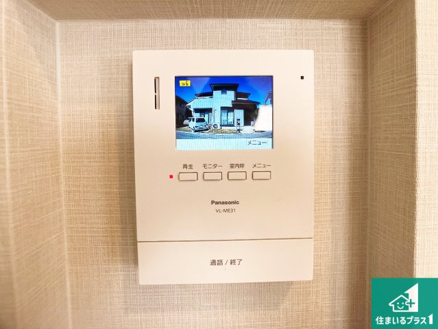 カラーモニターインターホン！声だけでなく来訪者の姿や顔がモニターで確認できるので、小さなお子様がいらっしゃるご家庭でも安心できます！