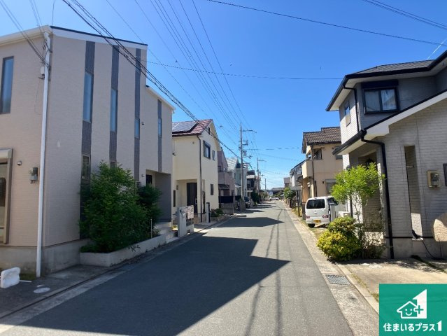 周辺は閑静な住宅街！前面道路広々で車の出し入れも便利です。駐車が苦手な方でも安心して車庫入れできます！