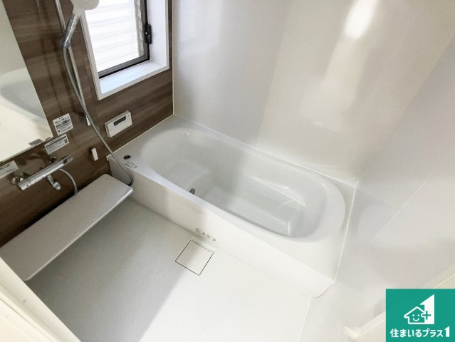 足をゆったり伸ばして寛げる浴槽です。窓が設けられていますので差し込む光が明るく穏やかな雰囲気にしてくれます♪浴室乾燥機も設置しているので、雨の日の洗濯物も安心です♪