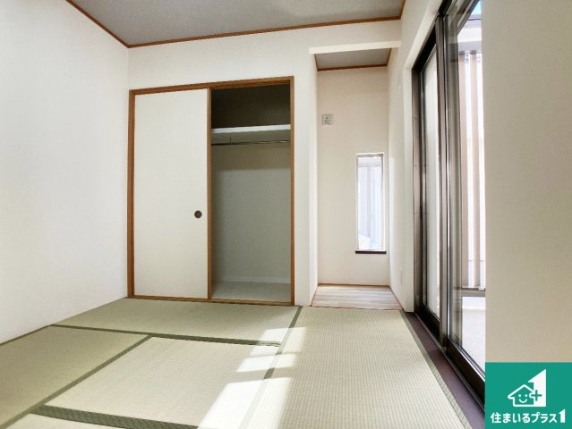 一室あると便利な和室は客間としてだけでなく、小さなお子様のプレイルームや食後のくつろぎスペースとしてもご利用いただけます。収納もついていますので大活躍間違いなし！